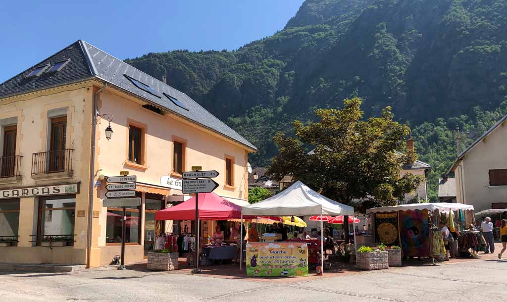 marche village entraigues